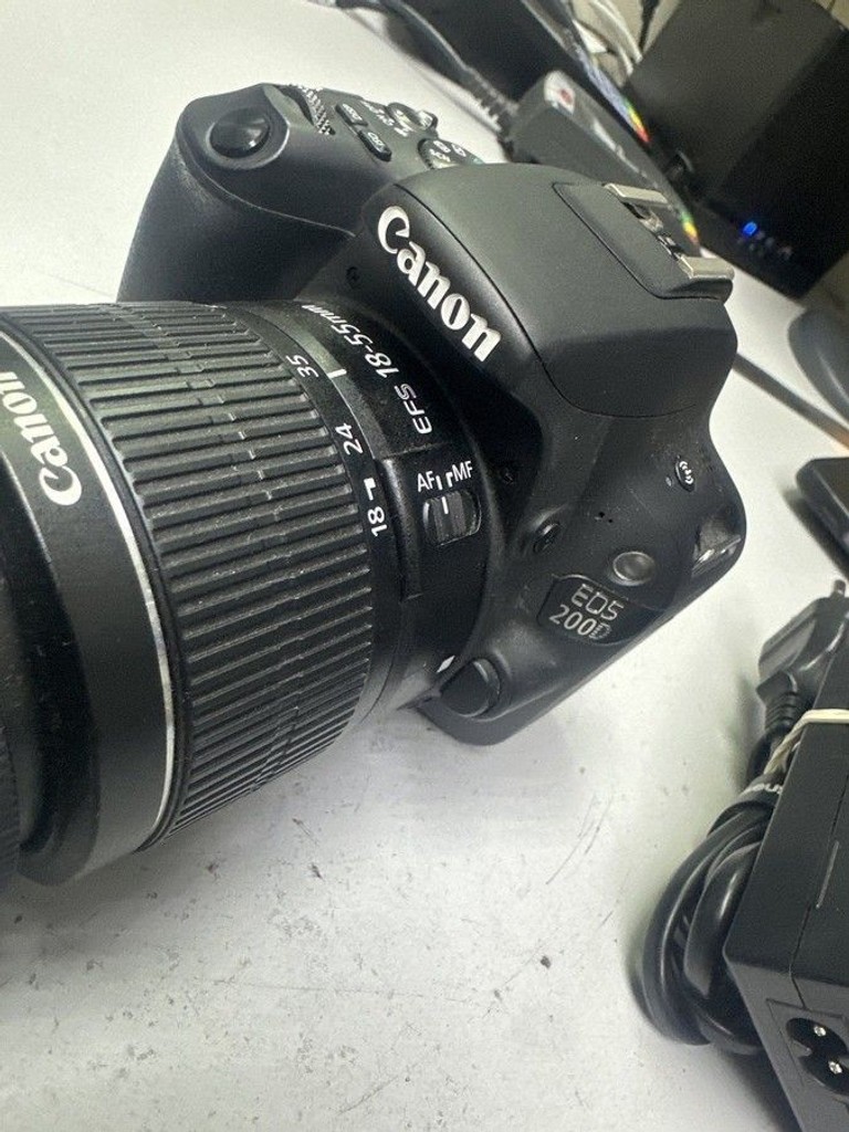 Дешиво Canon eos 200d + ef-s 18-55mm f/3,5-5,6 dc iii с ломбарда