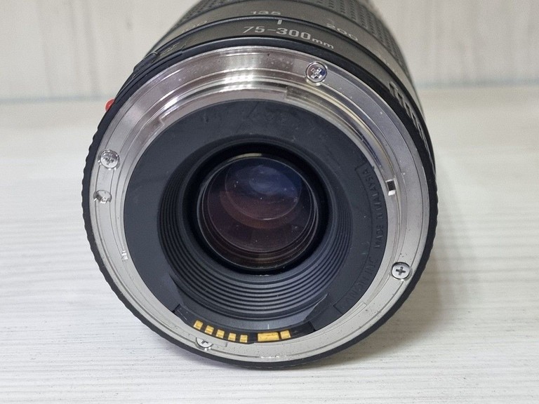 Дешево Canon EF 75-300mm f/4-5,6 III (6473A0150 з ломбарду