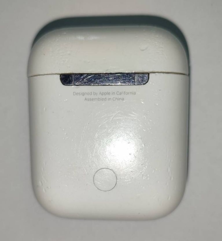 Apple airpods 2nd generation with charging case