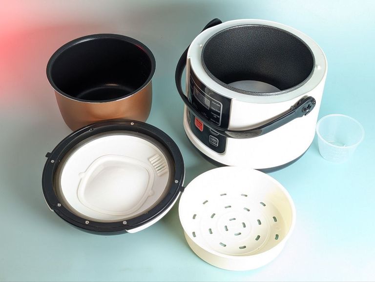 Оголошення Автомобільна рисоварка FUZHUI об'ємом 2 л, 12 В 130 Вт. Портативна антипригарна міні-рисоварка з кошиком для приготування на пар Б/У