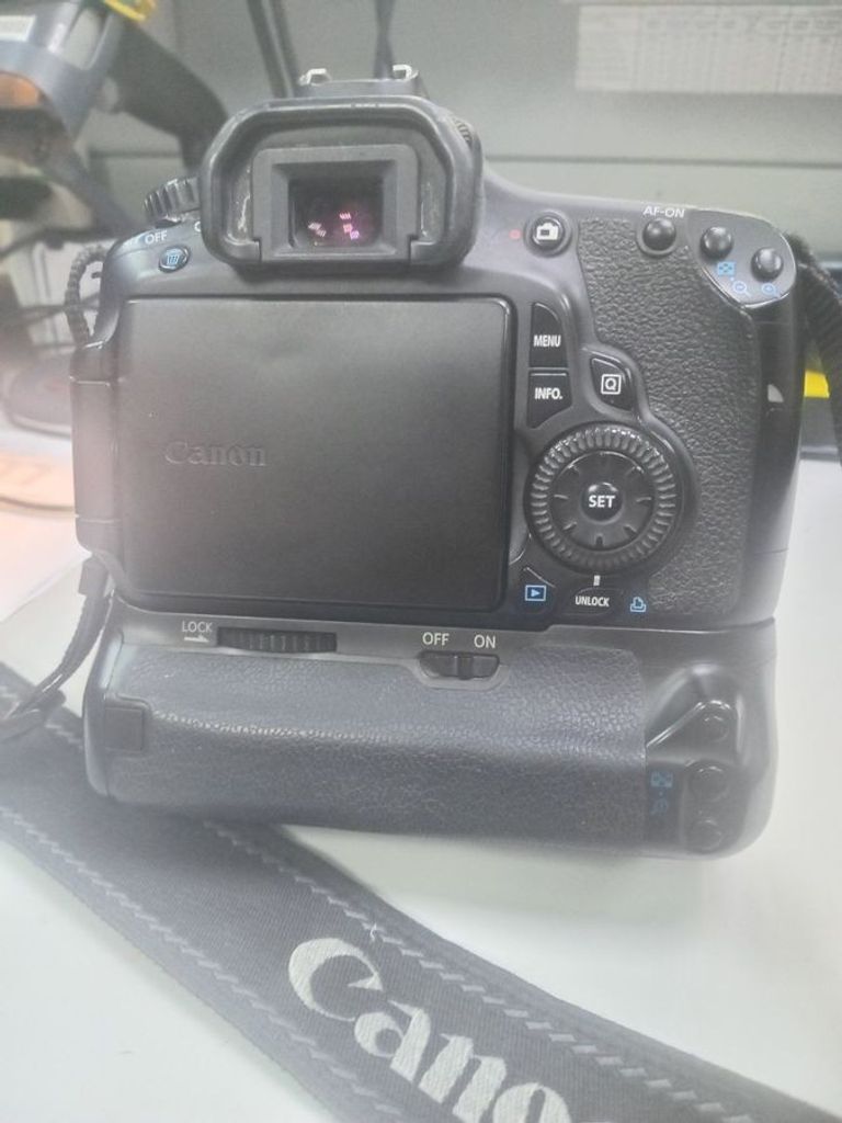 Дешево Canon eos 60d + ef-s 55-250mm f/4-5,6 is stm з ломбарду