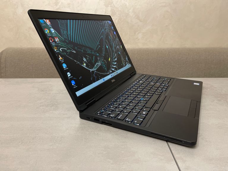 Дешиво Ультрабук Dell Latitude 5590, 15,6" FHD IPS, i5-8350U, 16GB DDR4, 256GB SSD с ломбарда