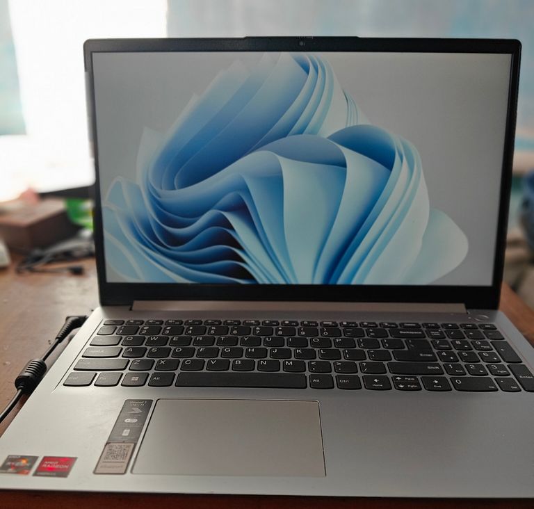 Дешево Lenovo IdeaPad 1 15ALC7 (82R400P0RK) з ломбарду