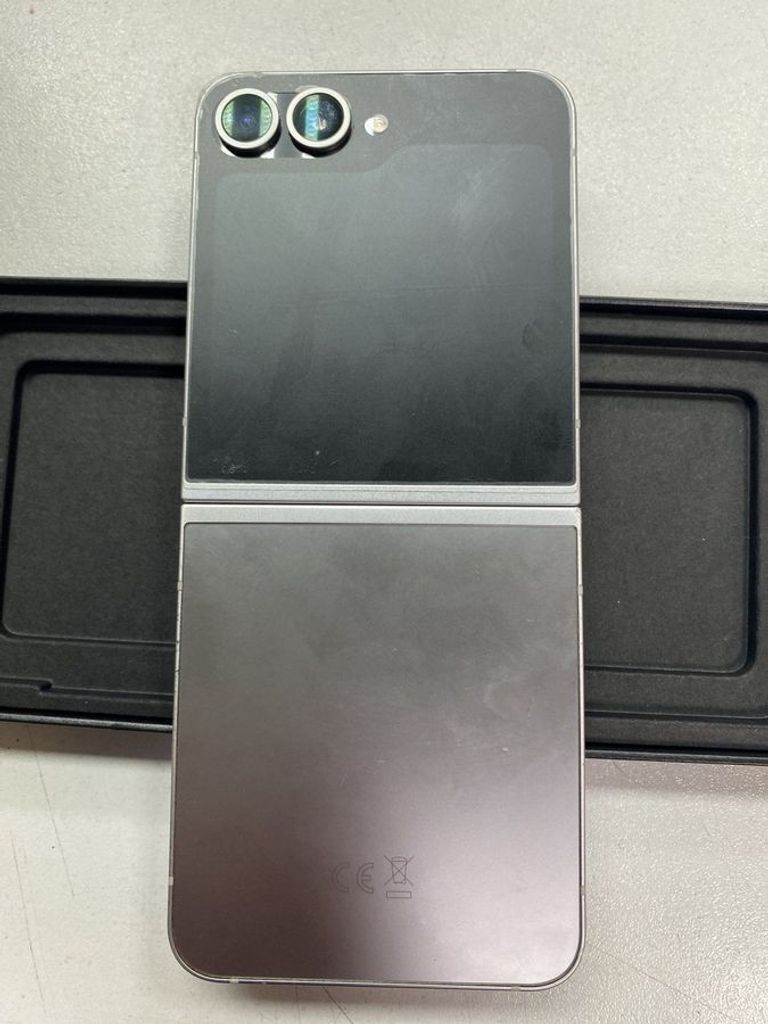 Оголошення Samsung galaxy flip6 12/256gb Б/У