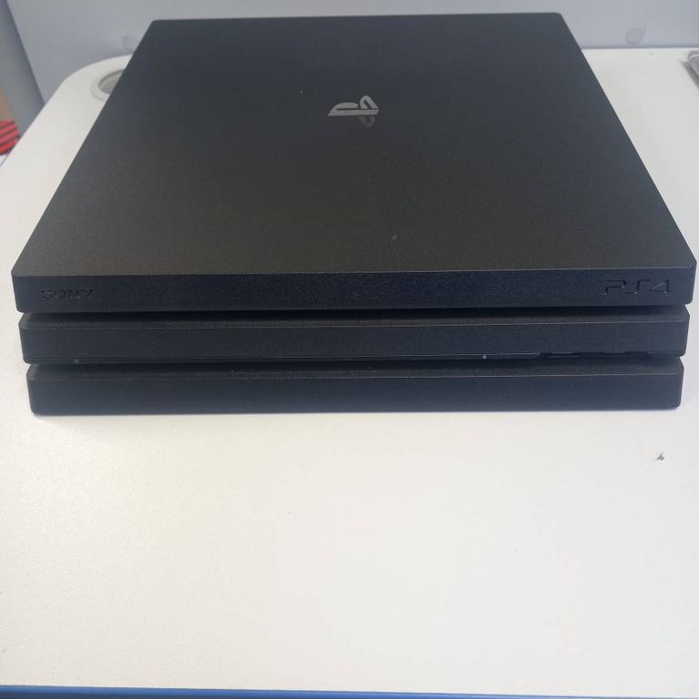 Sony ps 4 pro cuh-7208b 1tb