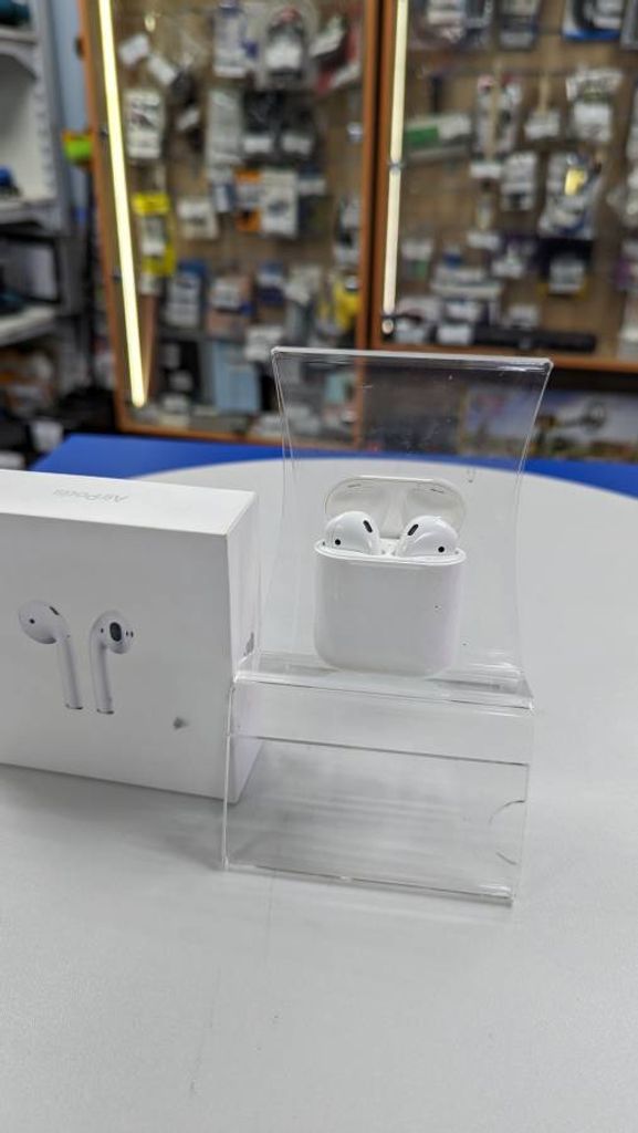 Apple airpods 2nd generation with charging case