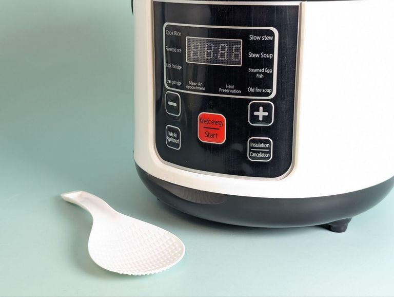 Автомобільна рисоварка FUZHUI об'ємом 2 л, 12 В 130 Вт. Портативна антипригарна міні-рисоварка з кошиком для приготування на пар Код:null. Зображення 6