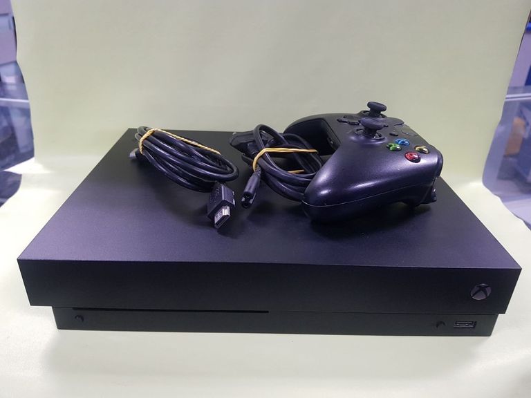Купить Microsoft Xbox One X 1TB Б/У