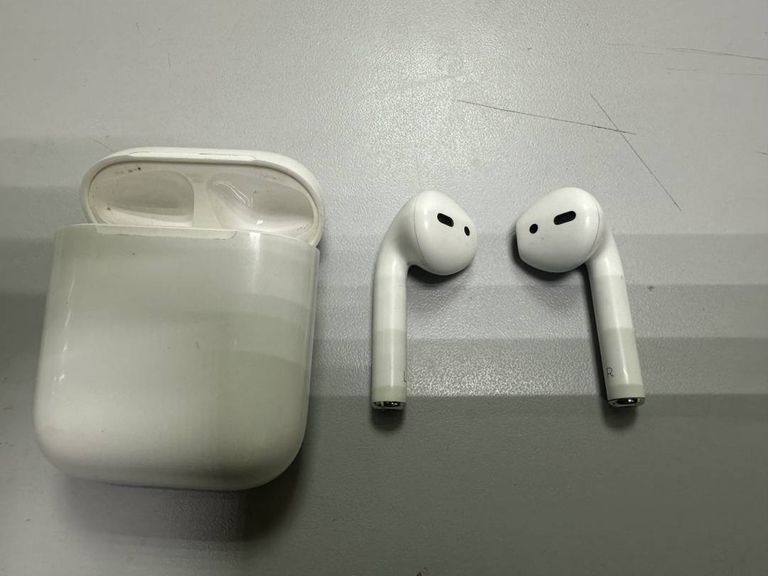 Apple airpods 2nd generation with charging case