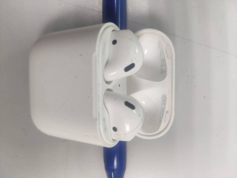 Apple airpods 2nd generation with charging case