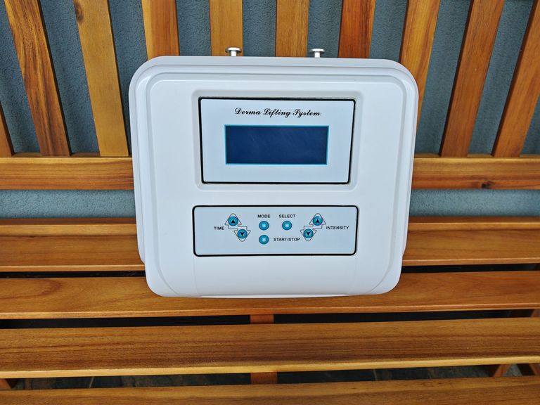 Дешиво Апарат для догляду за шкірою обличчя, безголкова мезотерапія, омолодження шкіри Elitzia ETM222. Новий. с ломбарда