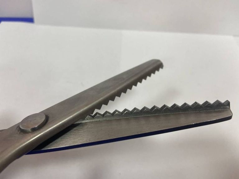 Дешево Kuoniiy shears serrated з ломбарду