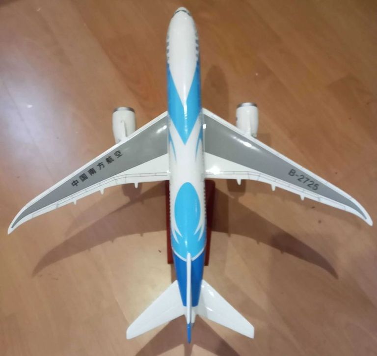 Boeing 787-8 DreamLiner China Southern Airlines B-2725, 43см (масштаб 1:130)