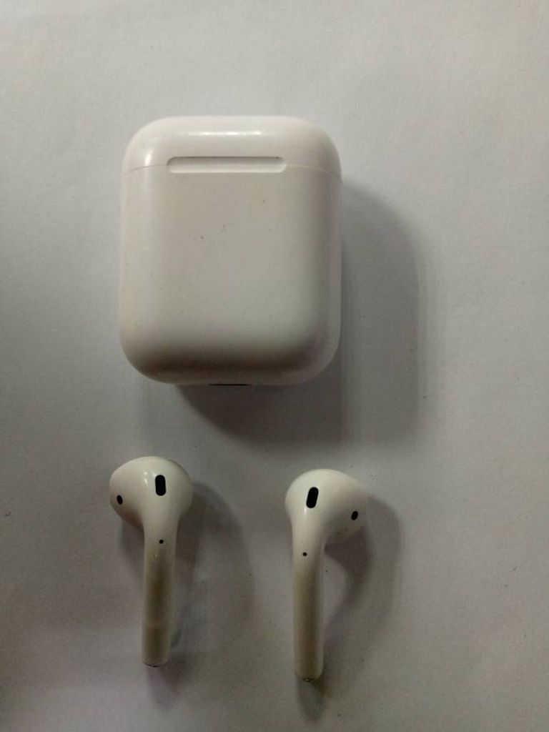 Apple airpods 2nd generation with charging case