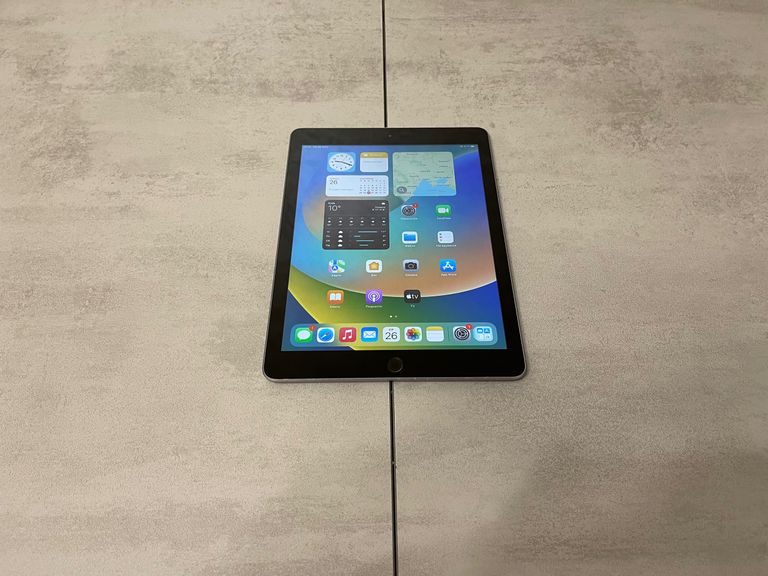 Купить Apple iPad A1822 MP2F2LL/A (5 Gen., 2017) Б/У