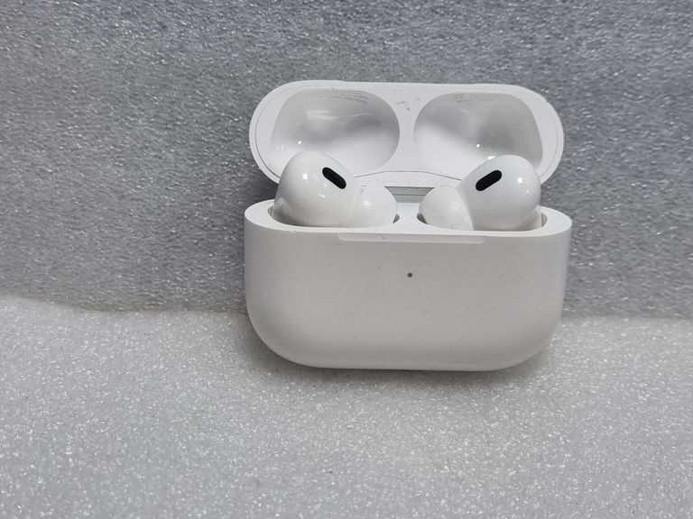 Купити Apple airpods pro 2nd generation with magsafe charging case usb-c Б/У