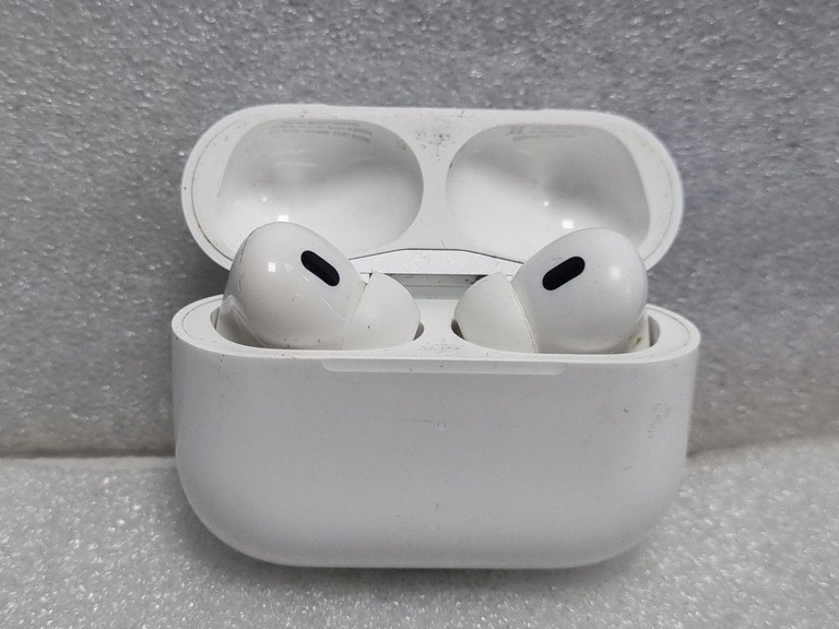 Купити Apple airpods pro 2nd generation with magsafe charging case usb-c Б/У