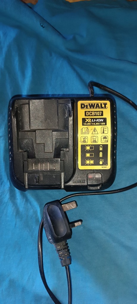 Купити DeWalt DCB 107 Б/У