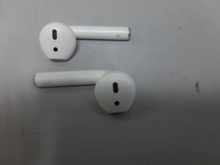 Apple airpods 2nd generation with charging case