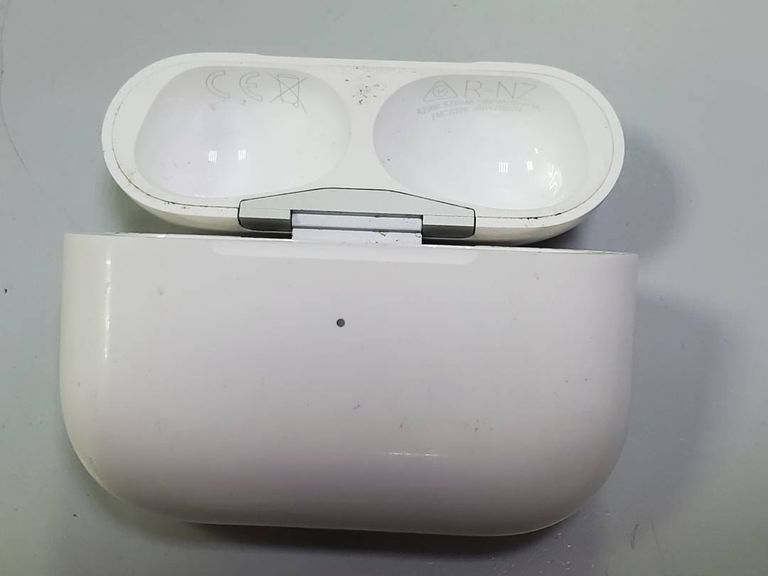 Apple airpods pro 2nd generation with magsafe charging case usb-c