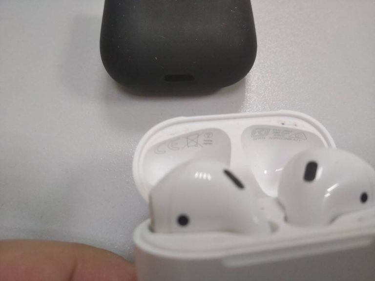 Apple airpods 2nd generation with charging case