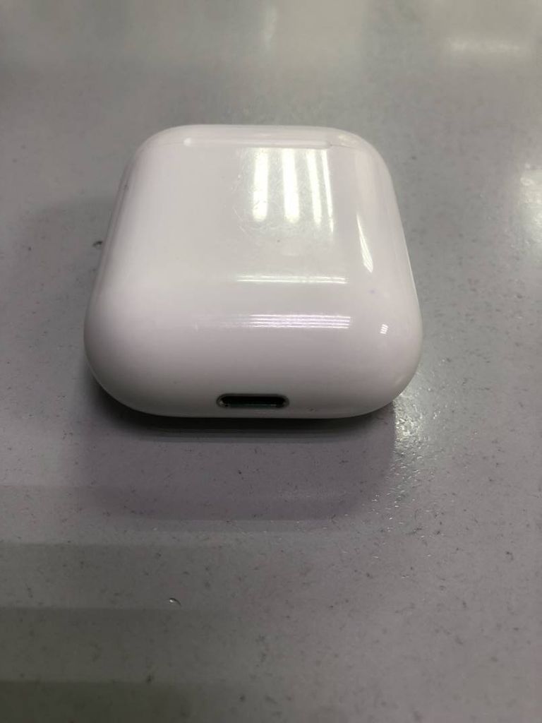 Apple airpods 2nd generation with charging case