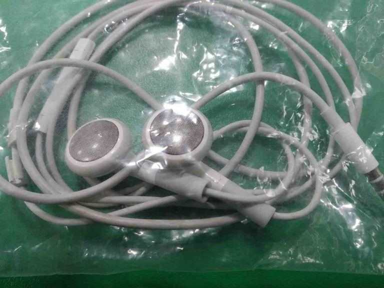 Оголошення Apple iPod Earphones (MB770) Б/У