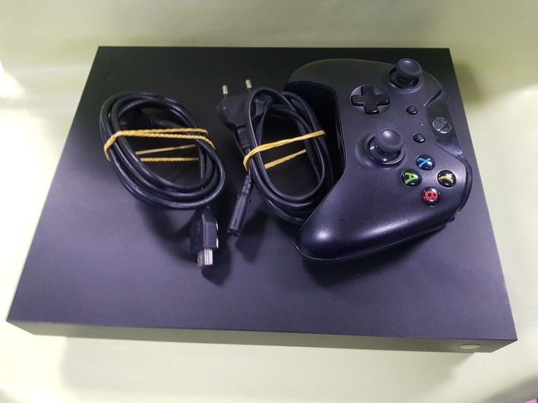 Объявление Microsoft Xbox One X 1TB Б/У