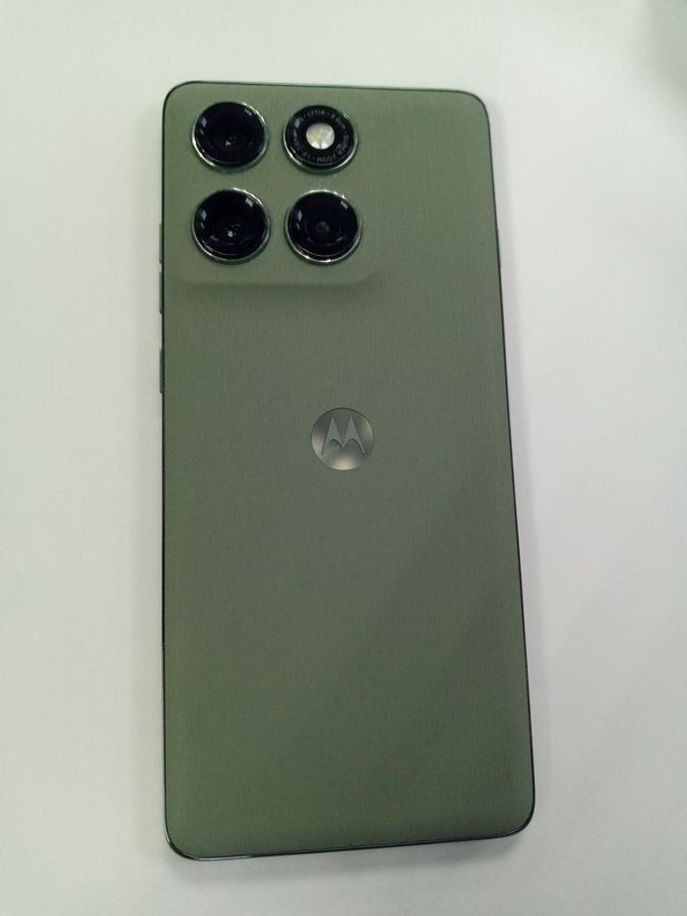 Дешево Motorola Moto Edge 60 Pro 12/512GB Sparkling Grape (PB7X0011) з ломбарду