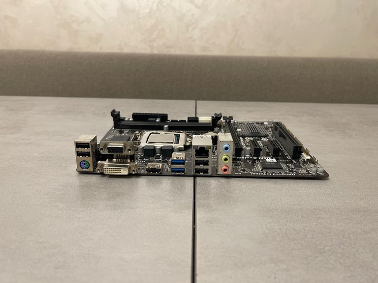 Оголошення Fujitsu D2990-A21 GS 2 (Socket 1155, Intel H61) + Intel Core i3-3220 + ОЗУ DDR3 2GB Б/У