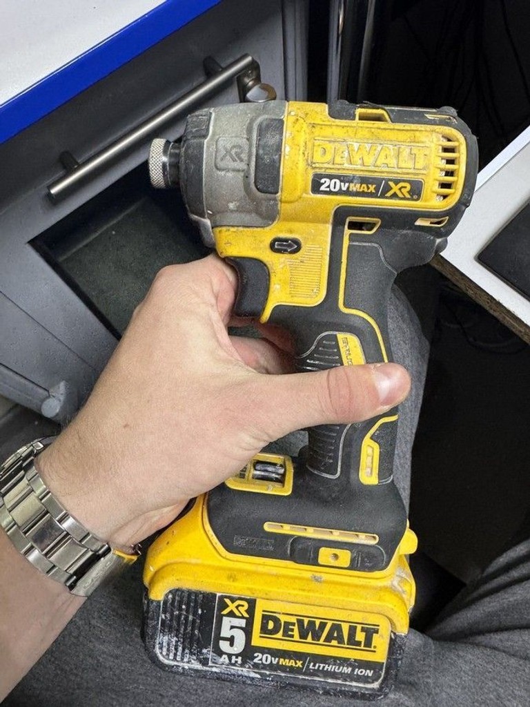 Купити Dewalt dcf887 1акб 5ah зп Б/У