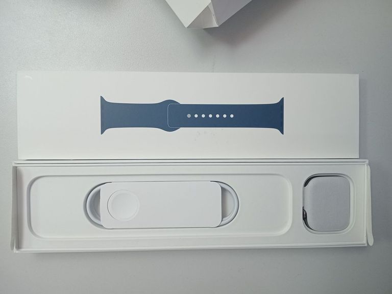 Купити Apple Watch Series 9 GPS + Cellular 41mm Gold S. Steel Case w. Clay S. Band - S/M (MRJ53) Б/У