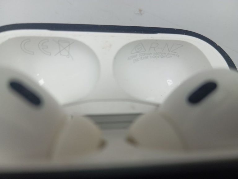 Купити Apple airpods pro 2nd generation with magsafe charging case usb-c Б/У