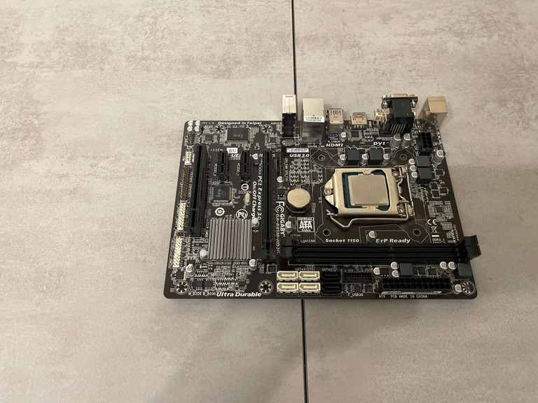Купити Fujitsu D2990-A21 GS 2 (Socket 1155, Intel H61) + Intel Core i3-3220 + ОЗУ DDR3 2GB Б/У