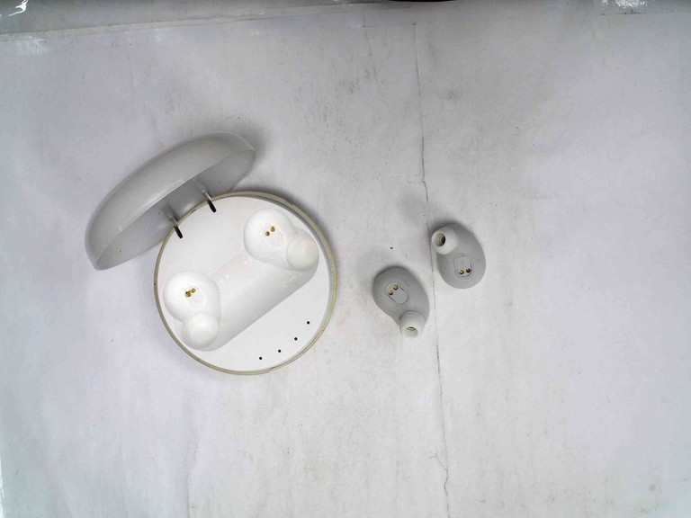 Дешиво Jbl free x white с ломбарда