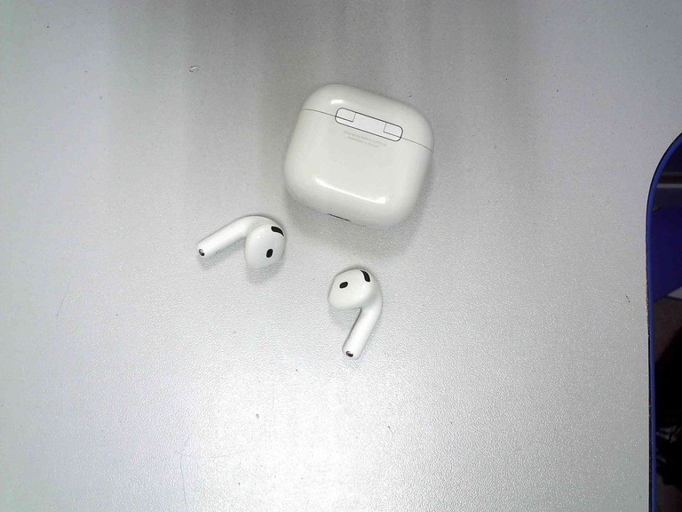 Дешево Apple airpods 4 with active noise cancellation з ломбарду