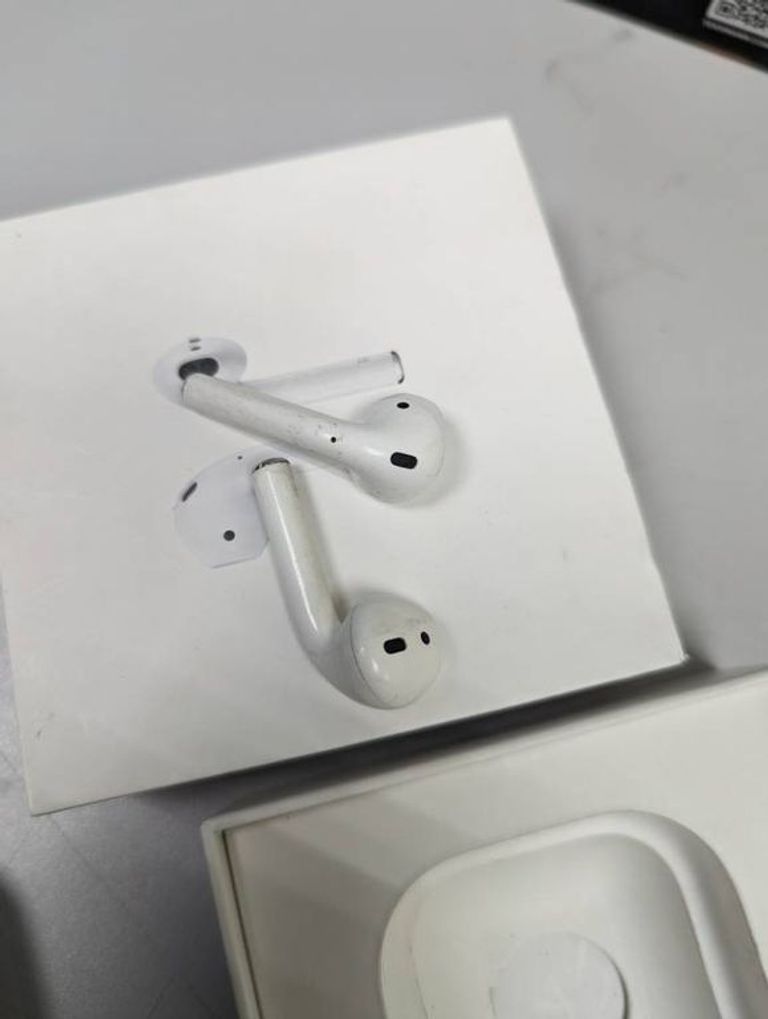 Apple airpods with wireless charging case