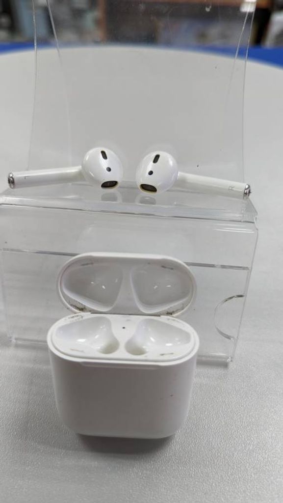 Apple airpods 2nd generation with charging case