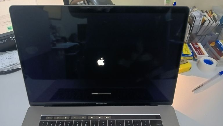 Apple macbook pro/a1990/ core i7 2,2ghz/ ram16gb/ ssd256gb/ amd pro 555x 4gb/ retina, touch bar Код:01-200564935. Изображение 6