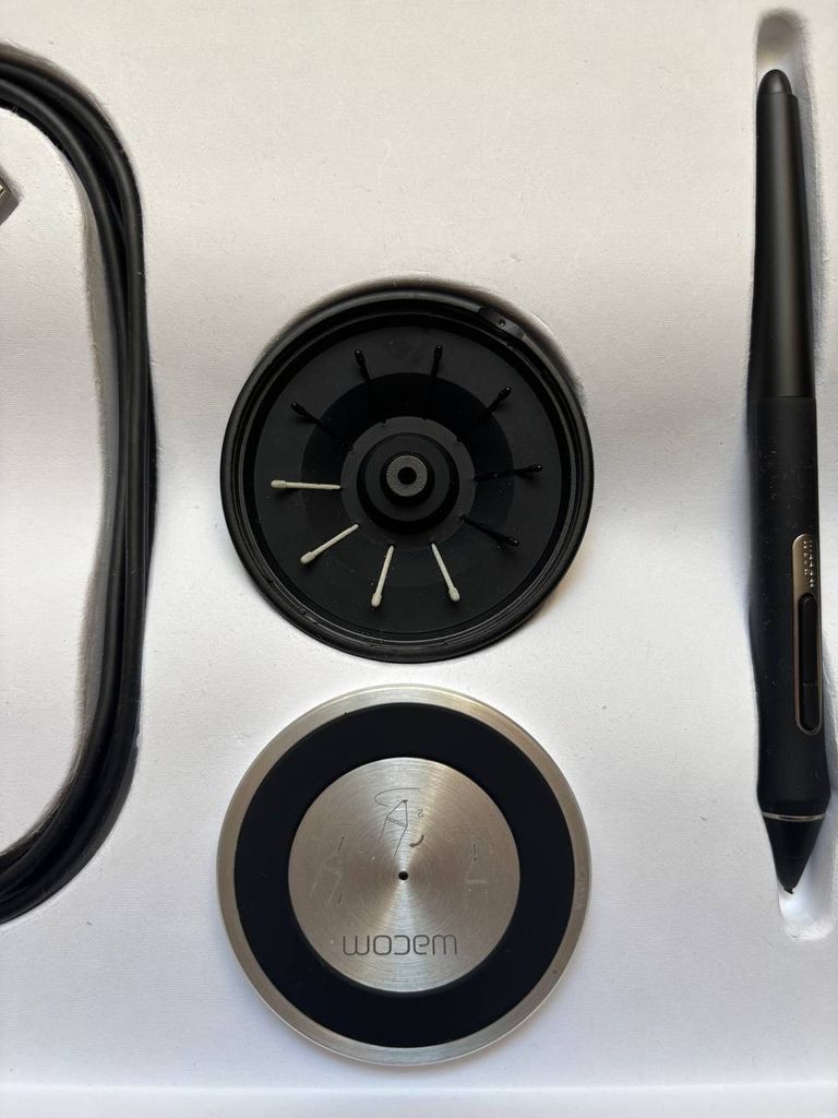 Дешиво Графічний планшет Wacom Intuos Pro M (PTH-660-N) с ломбарда