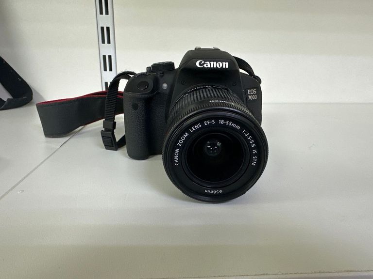 Купить Canon eos 700d + ef-s 18-55mm 1:3.5-5.6 is stm Б/У