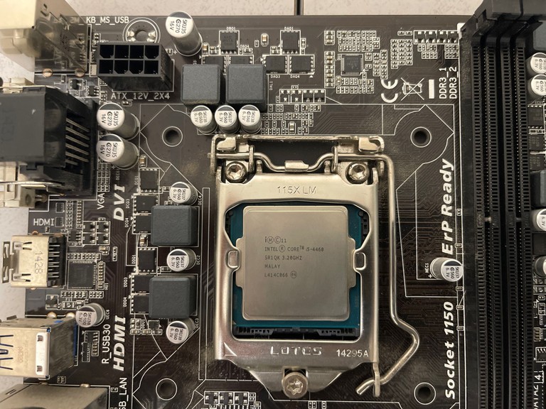 Дешево Fujitsu D2990-A21 GS 2 (Socket 1155, Intel H61) + Intel Core i3-3220 + ОЗУ DDR3 2GB з ломбарду