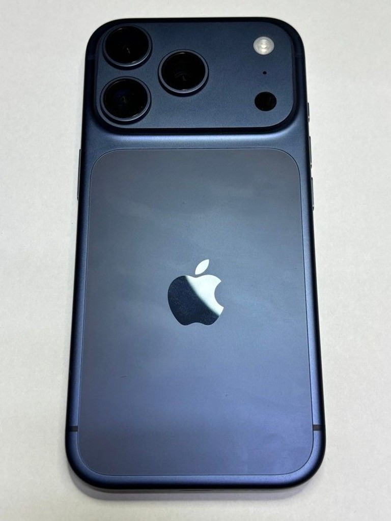 Купити Apple iPhone 17 Pro 256GB Deep Blue (MG8J4) Б/У