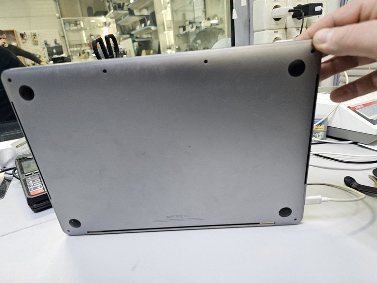 Купити Apple macbook pro a1989 13,3" core i5 2,4ghz/ram8gb/ssd256gb/iris plus graphics 655 Б/У