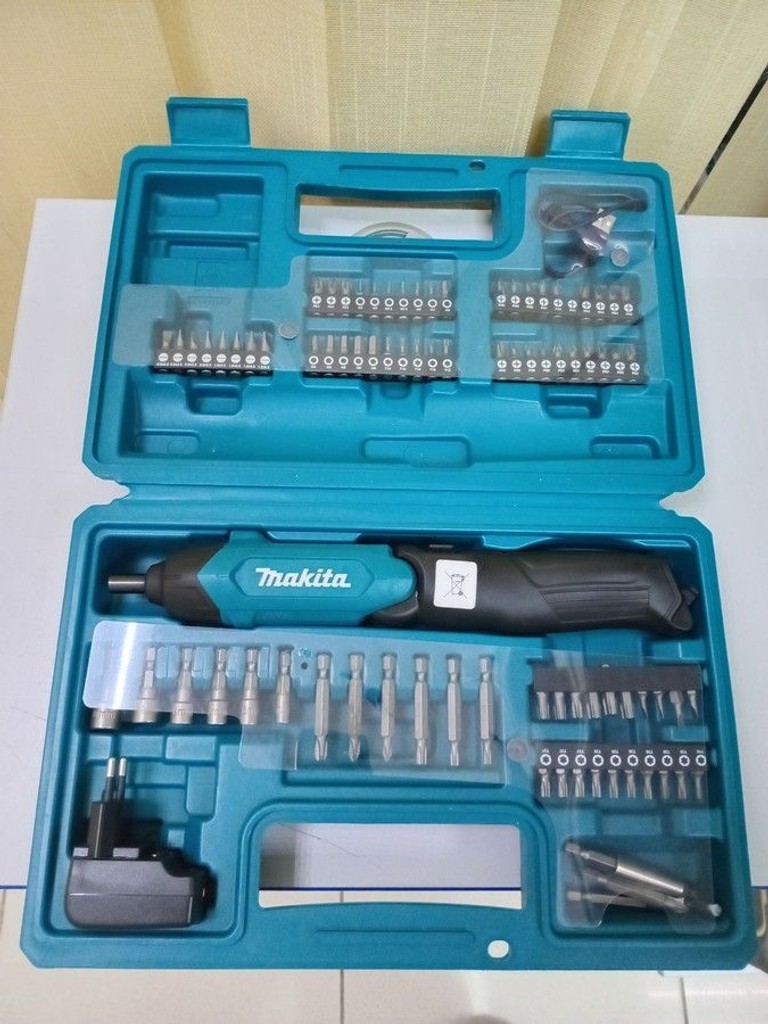 Дешево Makita df001dw + набір з ломбарду