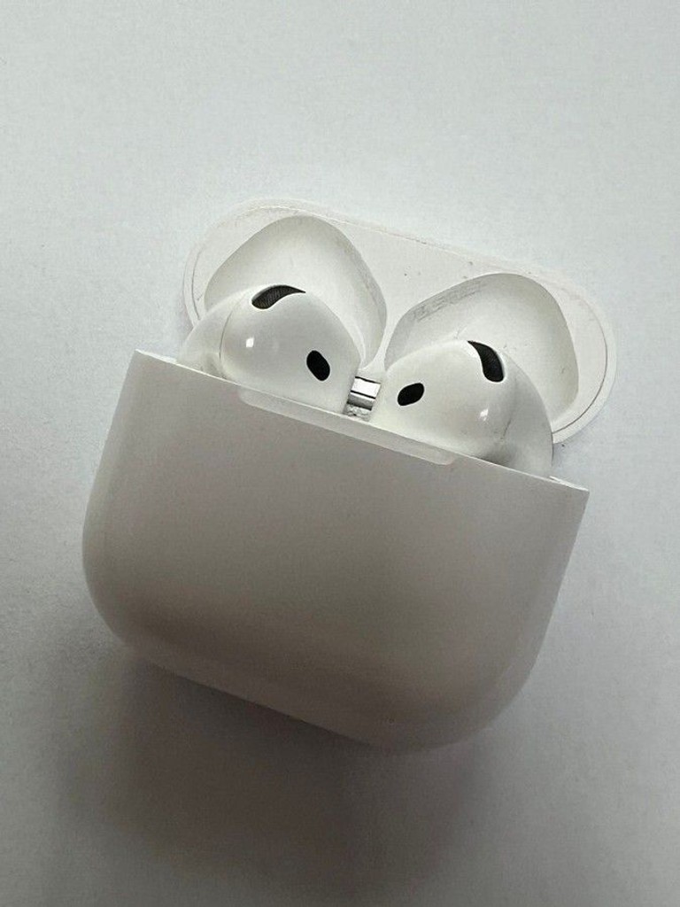 Дешево Apple airpods 4 with active noise cancellation з ломбарду