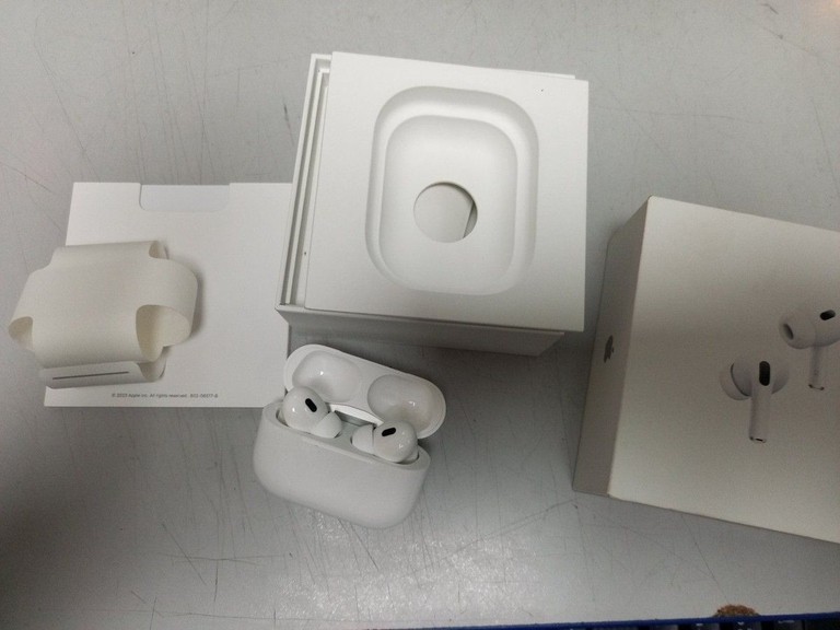 Купити Apple airpods pro 2nd generation with magsafe charging case usb-c Б/У