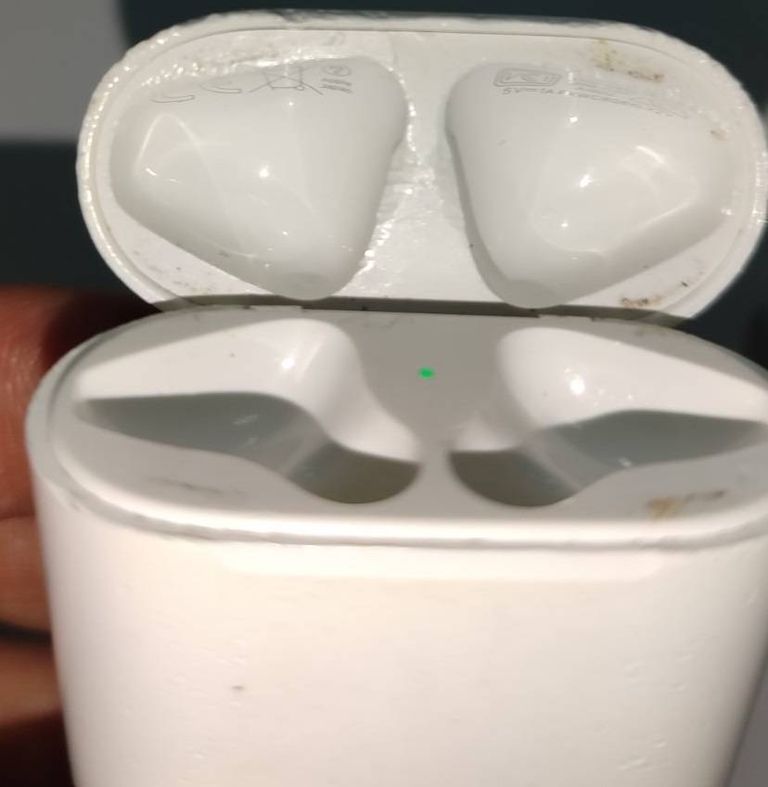 Apple airpods 2nd generation with charging case