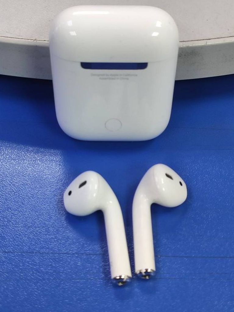 Apple airpods 2nd generation with charging case