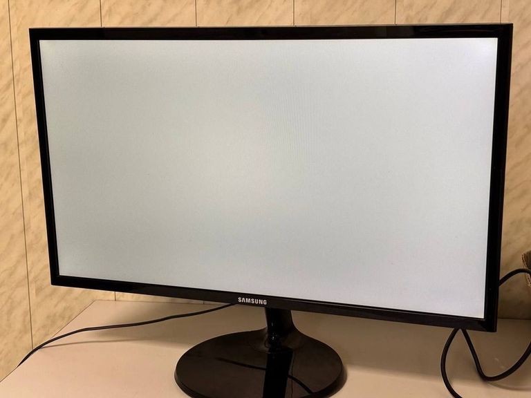 Дешиво Samsung s24f350fhi с ломбарда